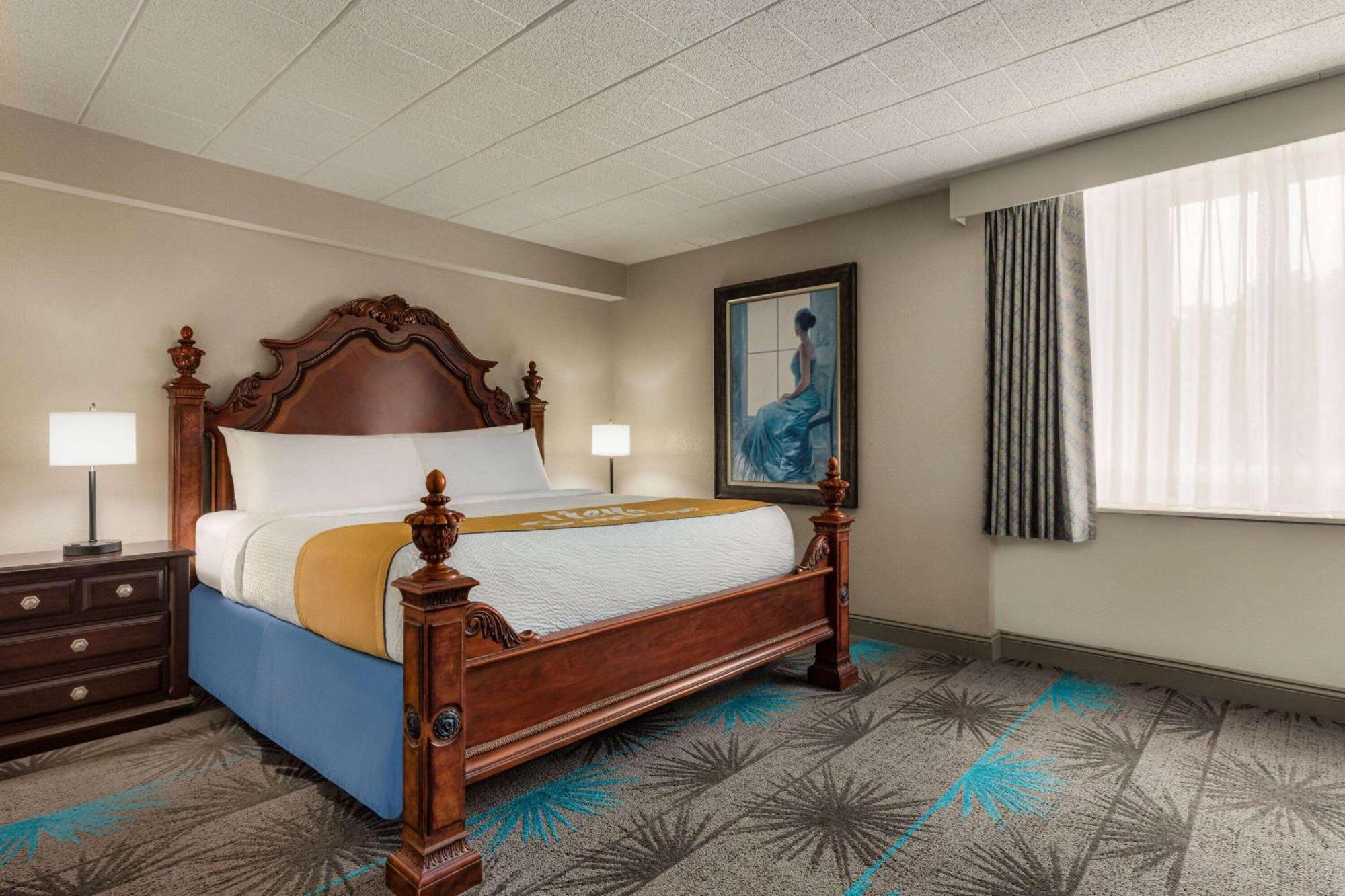 Deluxe King Suite with Jetted Tub - Non-Smoking